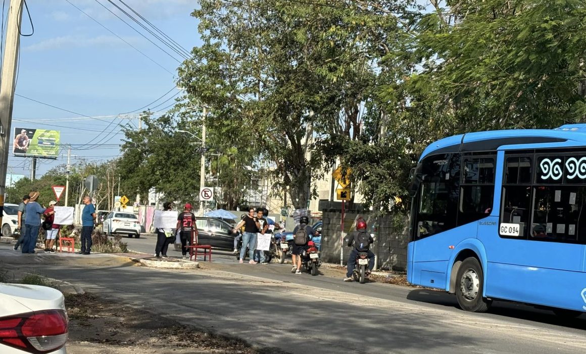 Padres del CAM Roberto Solís Quiroga en Temozón Norte bloquean vialidad, exigiendo educación adecuada para sus hijos con discapacidad.