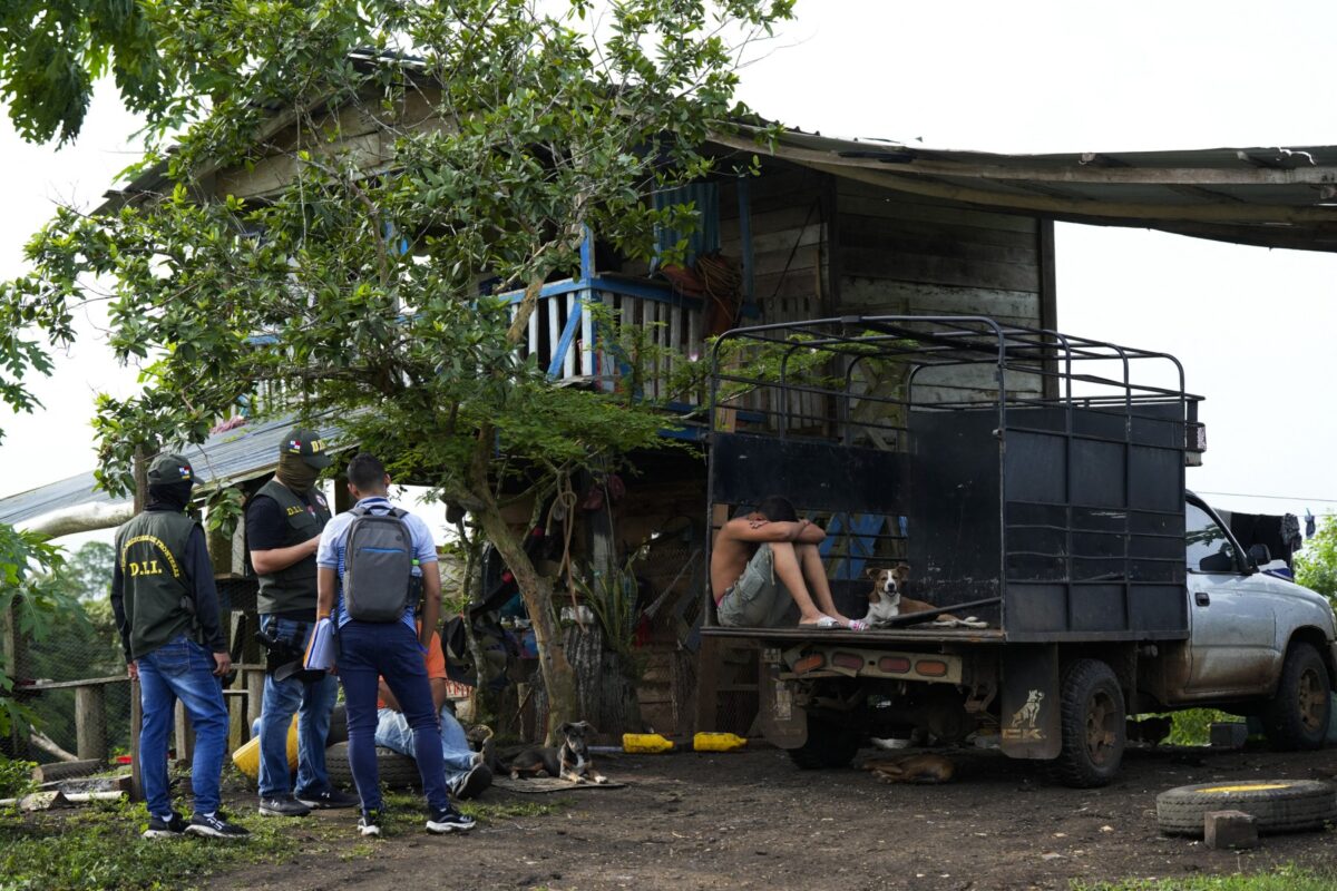 Migrantes deportados de EEUU esperan su repatriación en un refugio en la selva de Panamá, tras ser trasladados desde la capital.