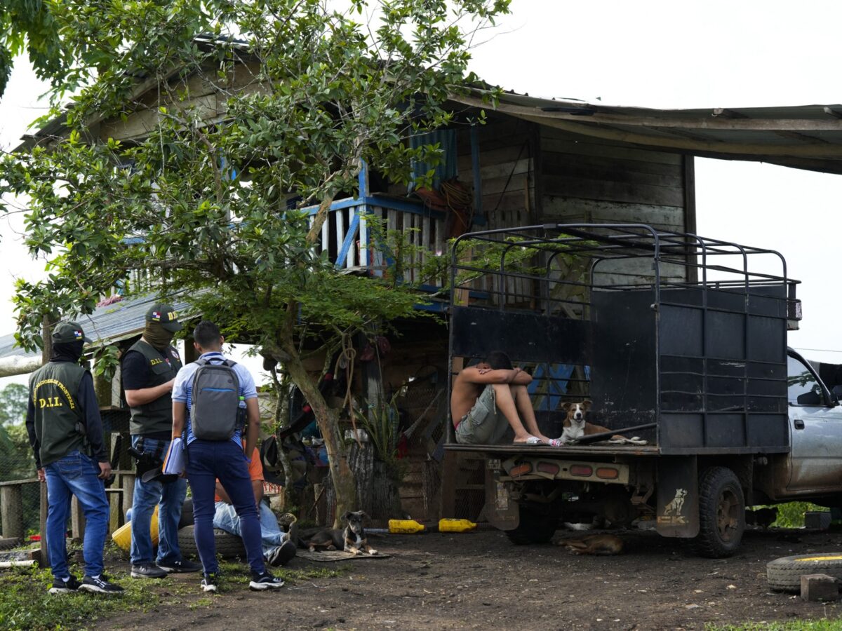 Migrantes deportados de EEUU esperan su repatriación en un refugio en la selva de Panamá, tras ser trasladados desde la capital.