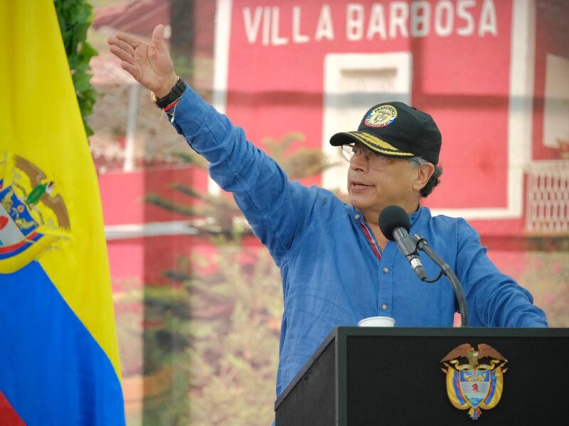 El presidente Gustavo Petro pide la renuncia de su gabinete en medio de crisis política, mientras ministros dimiten por controversias internas.