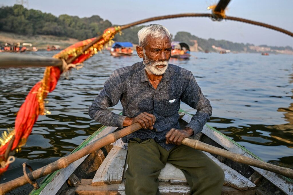 Descubre el rol de los barqueros nishad en el festival hindú Kumbh Mela, una tradición ancestral que conecta espiritualidad y cultura en India.