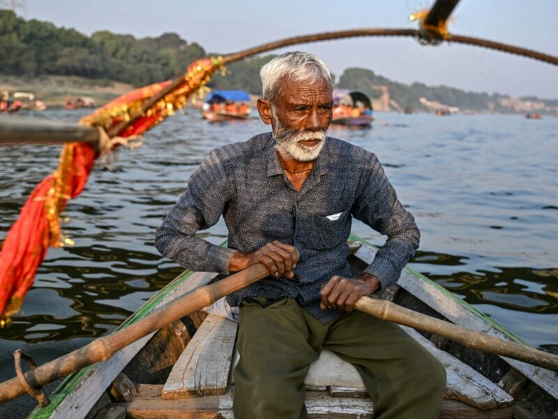 Descubre el rol de los barqueros nishad en el festival hindú Kumbh Mela, una tradición ancestral que conecta espiritualidad y cultura en India.