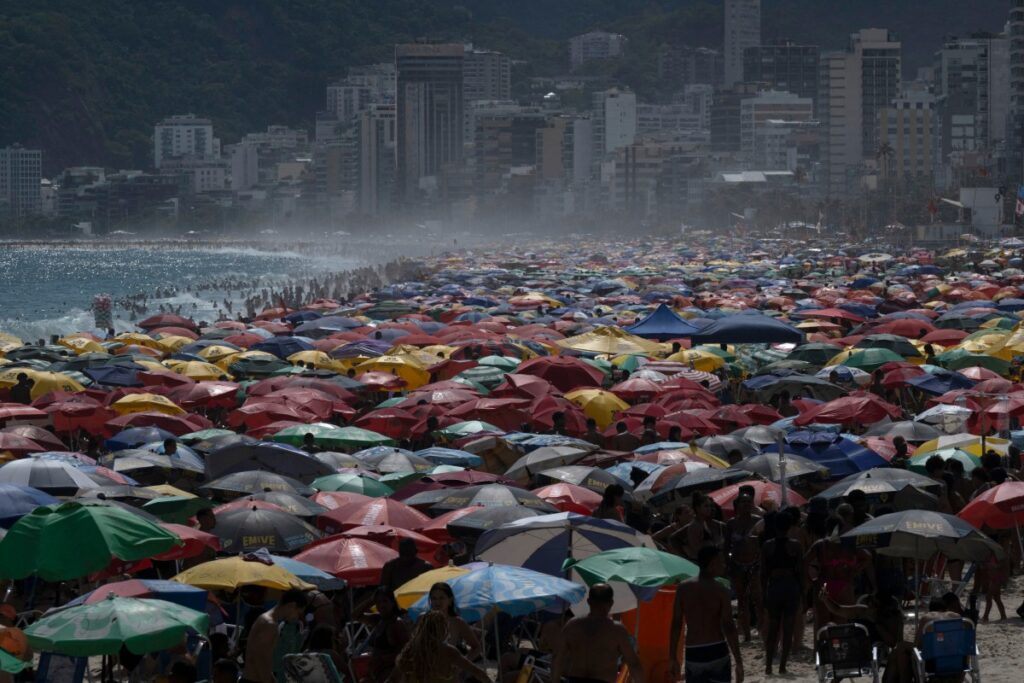 Ipanema rebosa de gente en la temporada alta, con turistas y locales disfrutando de las sombrillas y el bullicio antes del Carnaval en Río.