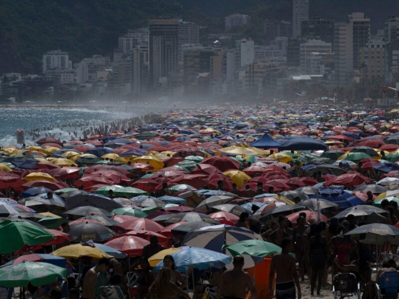 Ipanema rebosa de gente en la temporada alta, con turistas y locales disfrutando de las sombrillas y el bullicio antes del Carnaval en Río.