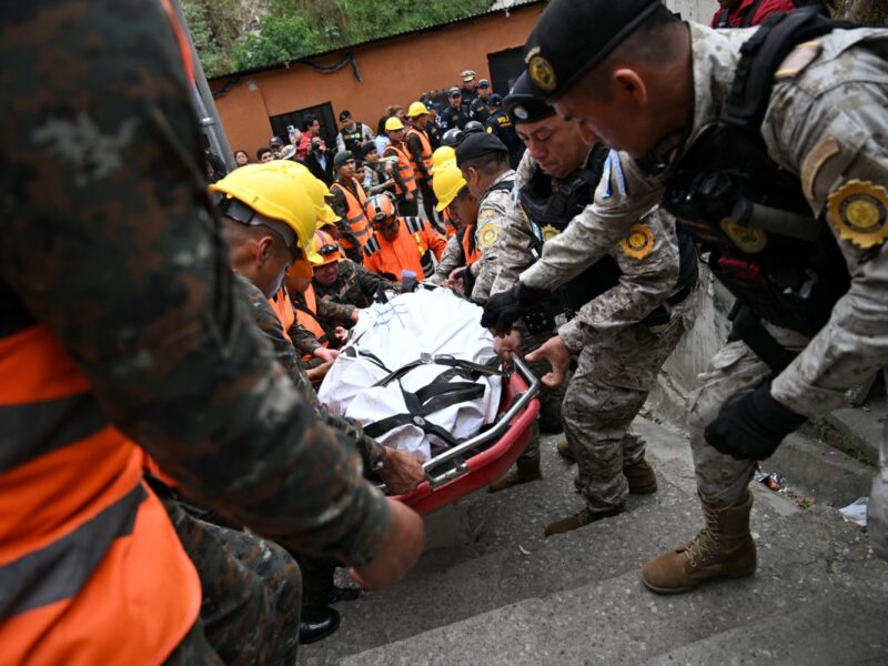 Un autobús cayó a un barranco en Guatemala, dejando al menos 52 muertos. Autoridades investigan las causas de la tragedia.