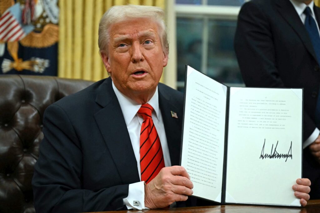 Trump impone aranceles del 25% al acero y aluminio. Afecta a Canadá, Brasil, México y China. Impacto económico y respuesta internacional.