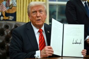 Trump impone aranceles del 25% al acero y aluminio. Afecta a Canadá, Brasil, México y China. Impacto económico y respuesta internacional.
