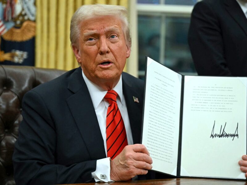 Trump impone aranceles del 25% al acero y aluminio. Afecta a Canadá, Brasil, México y China. Impacto económico y respuesta internacional.
