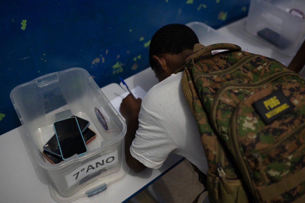 Brasil prohíbe celulares en escuelas, mejorando la concentración de estudiantes. Los niños regresan a jugar "como en los viejos tiempos".