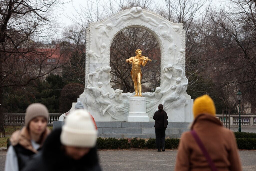 Viena celebra en 2025 el bicentenario de Johann Strauss II con eventos que honran su legado musical en toda la ciudad.