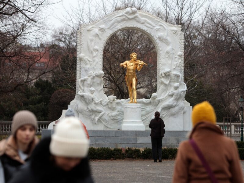 Viena celebra en 2025 el bicentenario de Johann Strauss II con eventos que honran su legado musical en toda la ciudad.