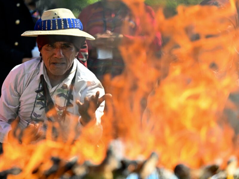 Indígenas mayas celebraron el Gran Año Nuevo Solar 5153 en Kaminaljuyú, Guatemala, con rituales ancestrales para renovar la energía y la conexión espiritual.