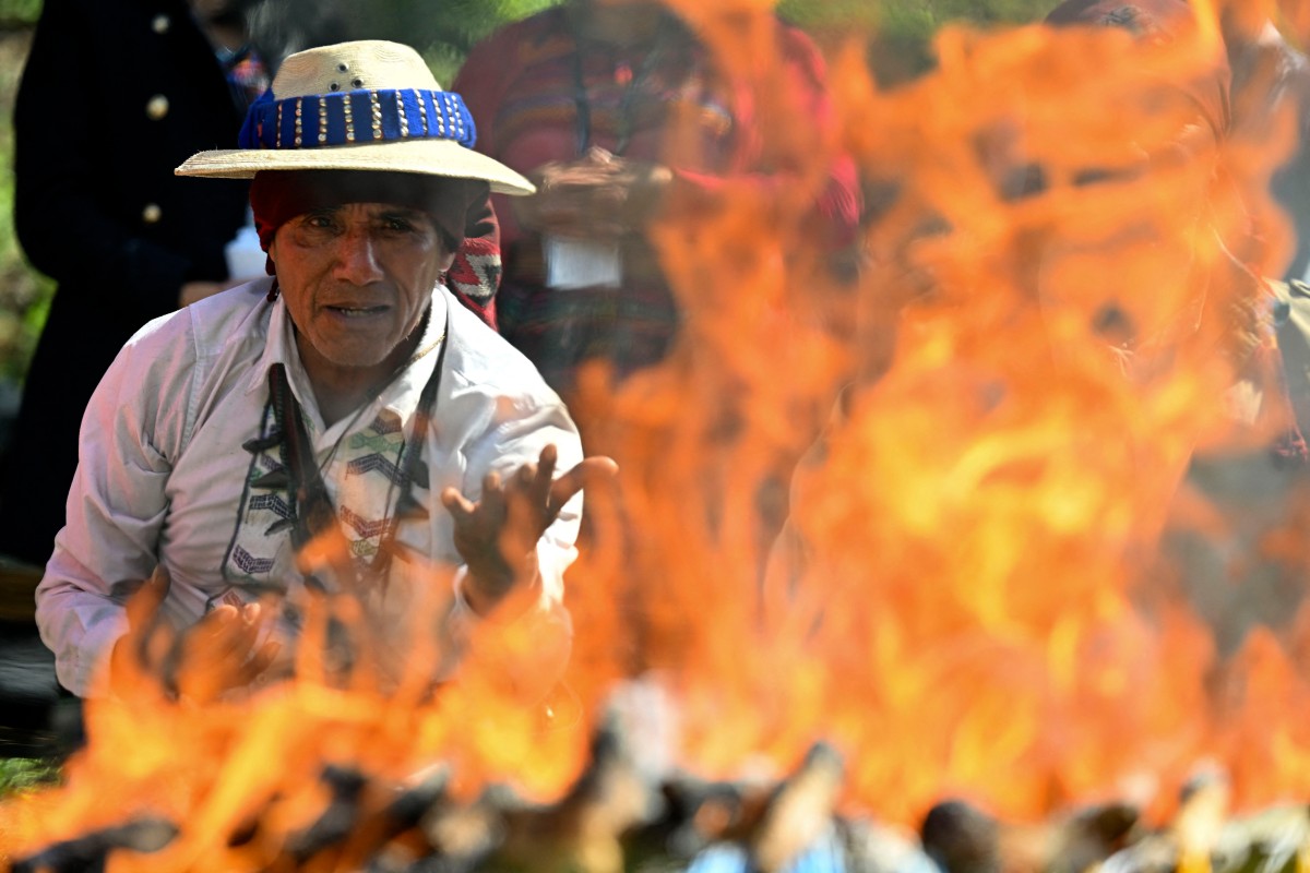 Indígenas mayas celebraron el Gran Año Nuevo Solar 5153 en Kaminaljuyú, Guatemala, con rituales ancestrales para renovar la energía y la conexión espiritual.