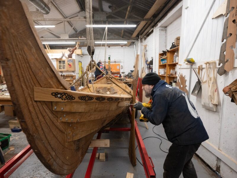 Exmilitares británicos reconstruyen sus vidas construyendo un barco vikingo. Un proyecto terapéutico que fomenta la camaradería y supera el estrés postraumático. #SaludMental #Ejército #BarcoVikingo