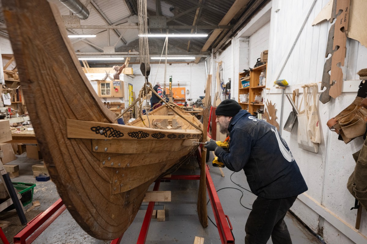 Exmilitares británicos reconstruyen sus vidas construyendo un barco vikingo. Un proyecto terapéutico que fomenta la camaradería y supera el estrés postraumático. #SaludMental #Ejército #BarcoVikingo