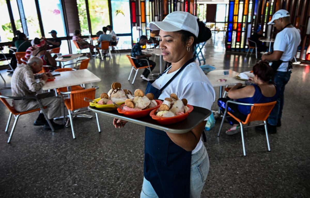 Coppelia, la icónica heladería de La Habana, reabre con nuevos precios y más sabores, enfrentando la competencia privada en Cuba.