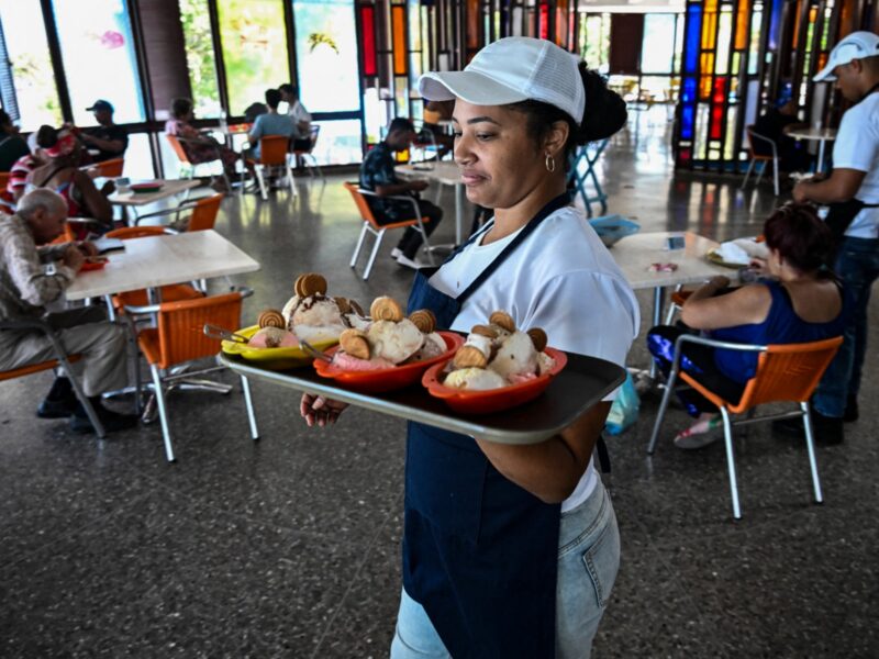 Coppelia, la icónica heladería de La Habana, reabre con nuevos precios y más sabores, enfrentando la competencia privada en Cuba.