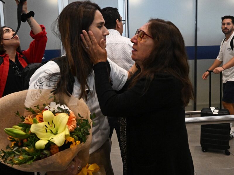 Adamary García es recibida por su madre biológica, Edita Bizama, en el Aeropuerto de Santiago el 22 de febrero de 2025. Fue una de las 20,000 víctimas de adopciones ilegales en Chile. (Foto: Rodrigo Arangua / AFP)