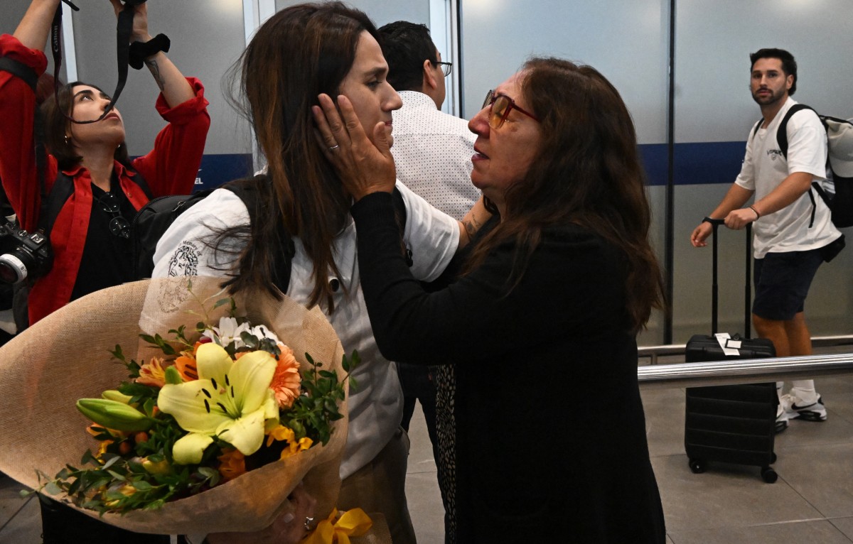 Adamary García es recibida por su madre biológica, Edita Bizama, en el Aeropuerto de Santiago el 22 de febrero de 2025. Fue una de las 20,000 víctimas de adopciones ilegales en Chile. (Foto: Rodrigo Arangua / AFP)