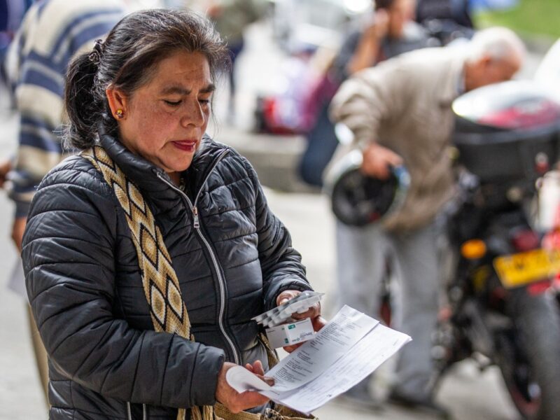 La escasez de medicamentos en Colombia refleja una crisis de salud pública, agravada por un sistema sanitario desfinanciado y políticas gubernamentales ineficaces.