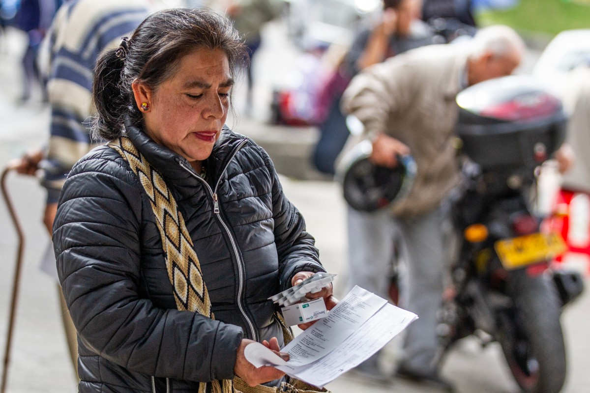 La escasez de medicamentos en Colombia refleja una crisis de salud pública, agravada por un sistema sanitario desfinanciado y políticas gubernamentales ineficaces.