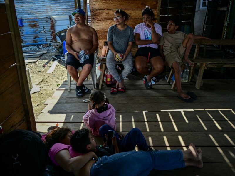 Migrantes venezolanos esperan ser trasladados a Colombia por mar en la isla de Cartí, territorio de Guna Yala en Panamá, el 24 de febrero de 2025. Aunque los gobiernos de Centroamérica aseguran que intentan organizar la migración inversa, el caos prevalece. Los gobiernos de Panamá y Costa Rica retienen a los migrantes en refugios ubicados en zonas fronterizas remotas. (Foto de MARTIN BERNETTI / AFP)