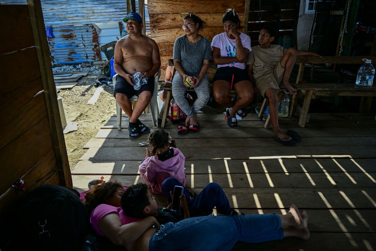 Migrantes venezolanos esperan ser trasladados a Colombia por mar en la isla de Cartí, territorio de Guna Yala en Panamá, el 24 de febrero de 2025. Aunque los gobiernos de Centroamérica aseguran que intentan organizar la migración inversa, el caos prevalece. Los gobiernos de Panamá y Costa Rica retienen a los migrantes en refugios ubicados en zonas fronterizas remotas. (Foto de MARTIN BERNETTI / AFP)