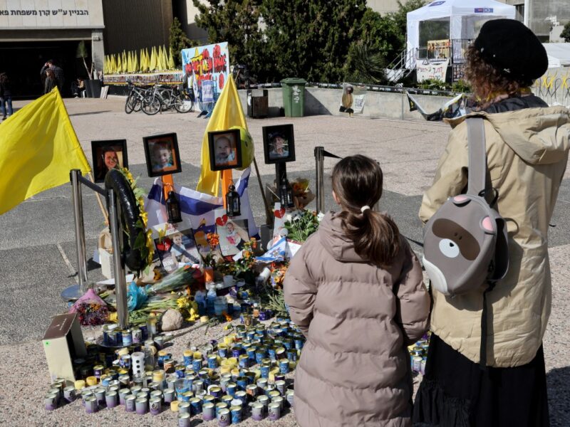 Un emotivo homenaje a los rehenes israelíes caídos se lleva a cabo en Tel Aviv y Kibutz Nir Oz, donde las familias Bibas y Lifshitz se despiden en medio de un alto el fuego temporal.