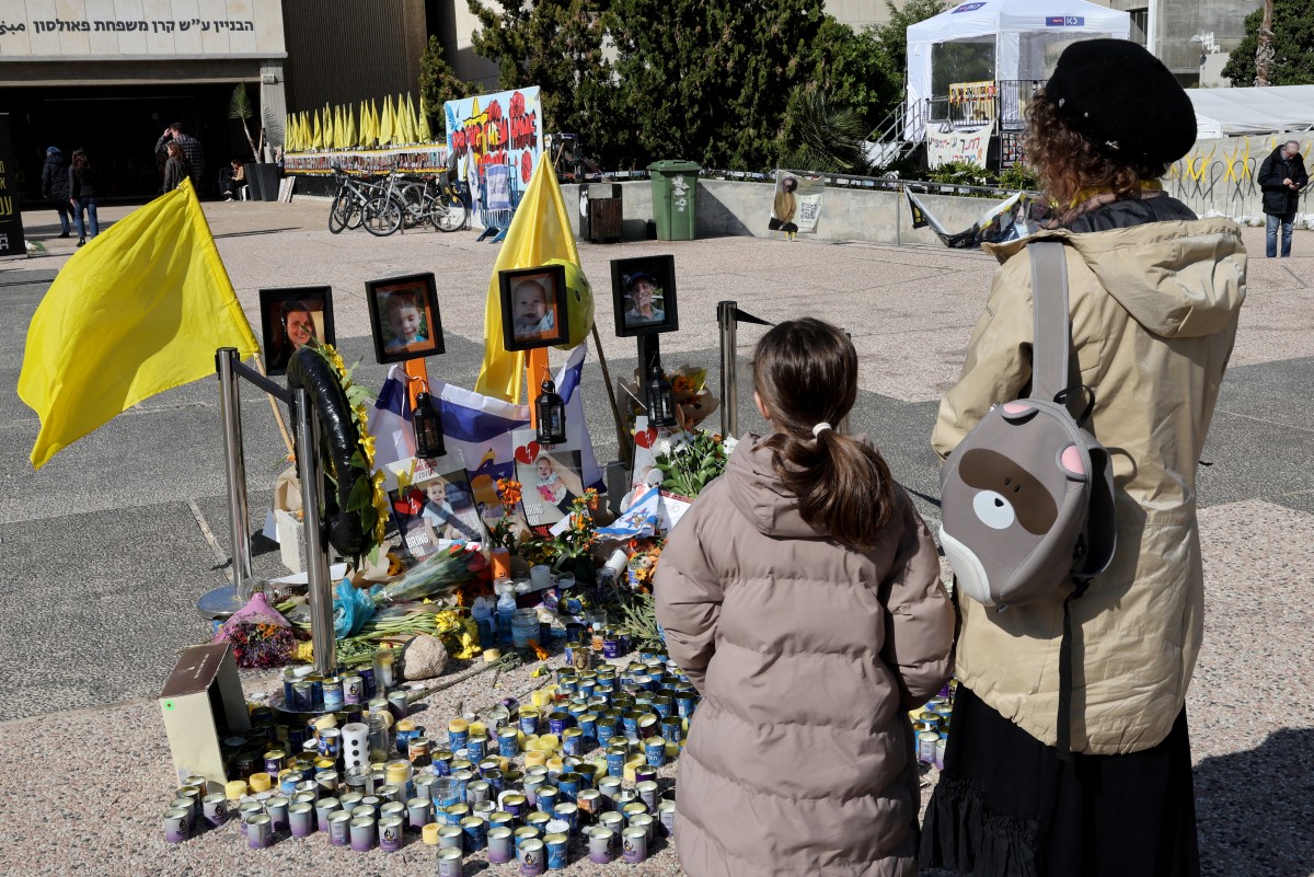 Un emotivo homenaje a los rehenes israelíes caídos se lleva a cabo en Tel Aviv y Kibutz Nir Oz, donde las familias Bibas y Lifshitz se despiden en medio de un alto el fuego temporal.