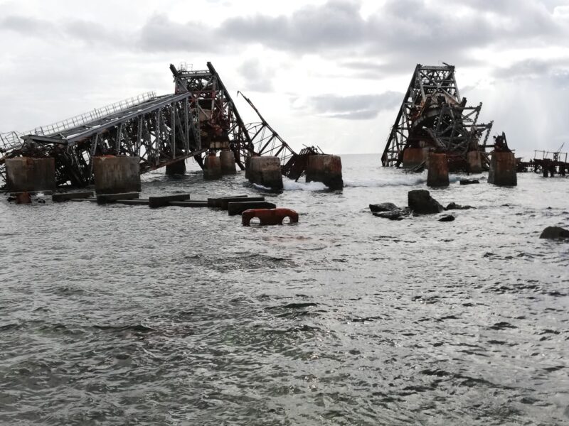Un muelle de fosfato abandonado en Aiwo, Nauru, refleja el impacto ambiental en la isla, que ahora vende ciudadanía para financiar su lucha climática. 🌍