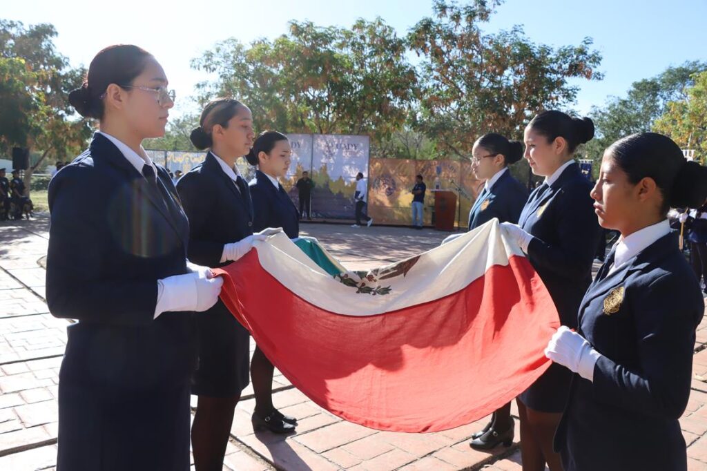 Conmemoran el 103 aniversario de la UADY y de la Preparatoria Uno con la incineración de la Bandera Nacional y el abanderamiento.