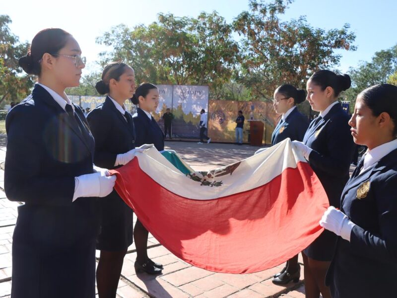 Conmemoran el 103 aniversario de la UADY y de la Preparatoria Uno con la incineración de la Bandera Nacional y el abanderamiento.