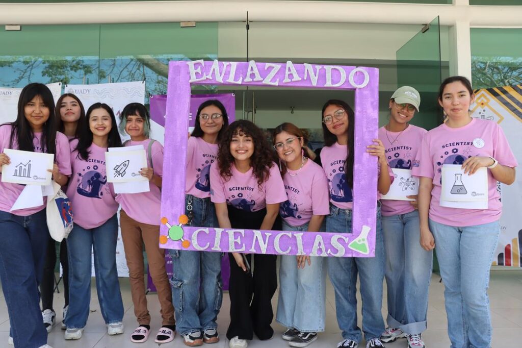 Mujeres líderes en ciencia y tecnología empoderan a jóvenes en la UADY, inspirando su participación en campos científicos y tecnológicos.