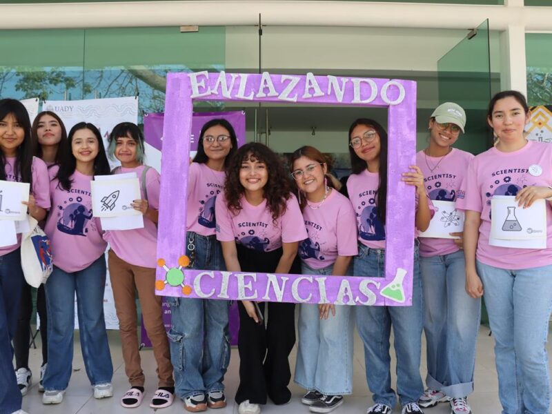 Mujeres líderes en ciencia y tecnología empoderan a jóvenes en la UADY, inspirando su participación en campos científicos y tecnológicos.