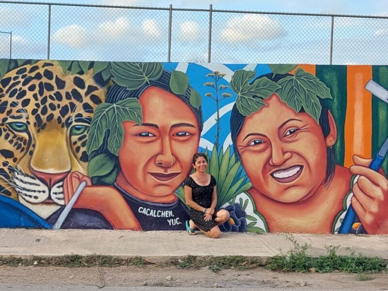 El mural "Trabajo Digno" en Cacalchén, Yucatán, de la artista Draya Madú, ha sido restaurado para preservar su valor como patrimonio local.