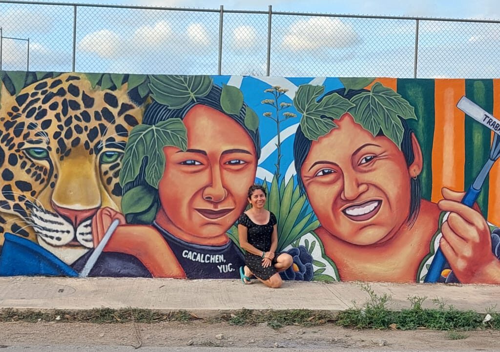 El mural "Trabajo Digno" en Cacalchén, Yucatán, de la artista Draya Madú, ha sido restaurado para preservar su valor como patrimonio local.