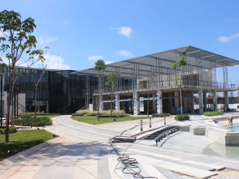 Bomberos controlaron un conato de incendio en Plaza The Harbor, Mérida. No hubo lesionados ni daños. Autoridades exhortan a revisar instalaciones.