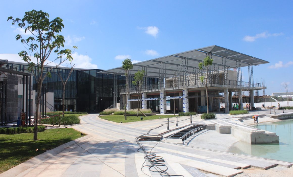 Bomberos controlaron un conato de incendio en Plaza The Harbor, Mérida. No hubo lesionados ni daños. Autoridades exhortan a revisar instalaciones.