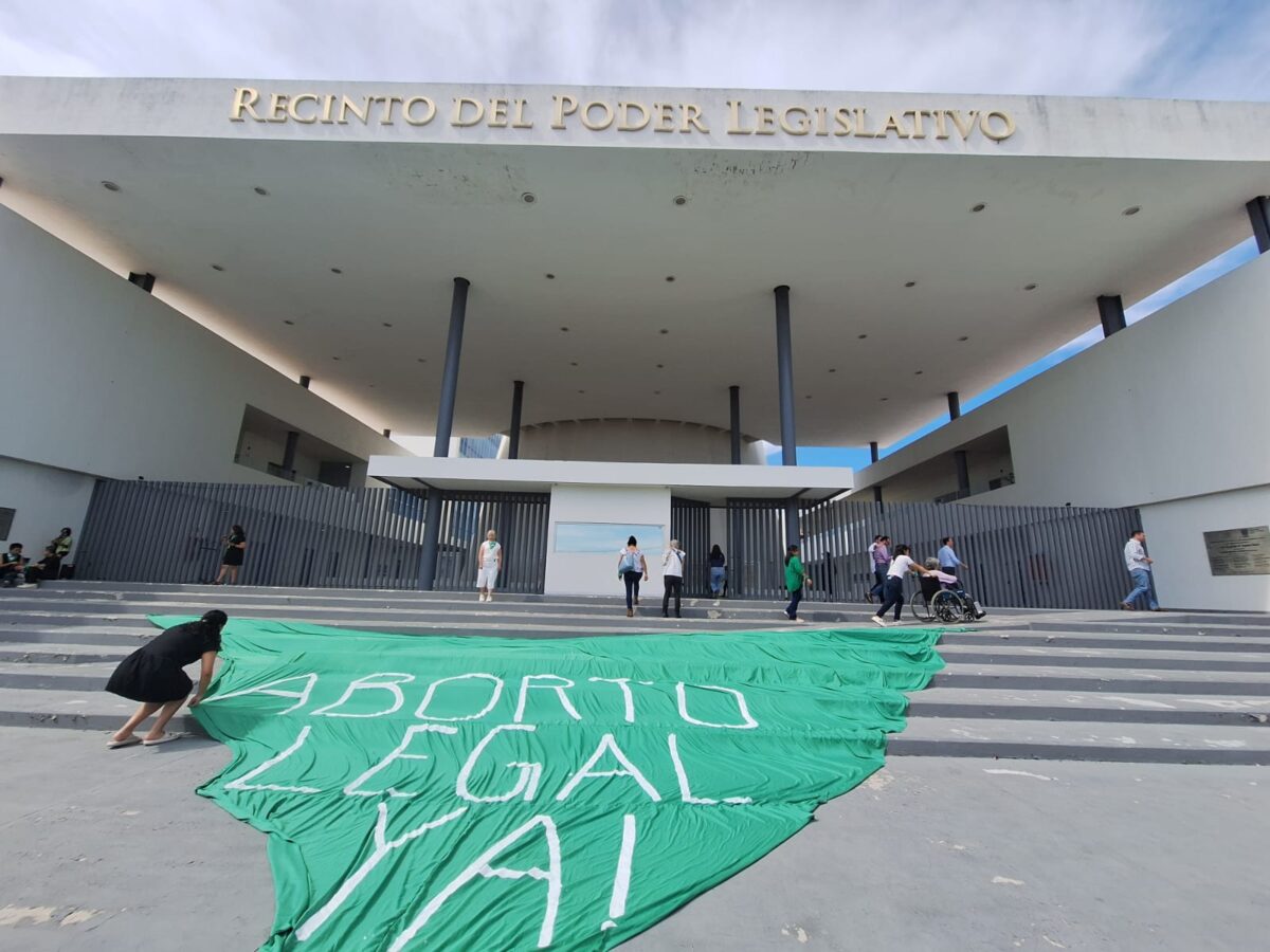 Activistas exigen despenalización del aborto en Yucatán, pidiendo reformas legislativas que garanticen derechos sexuales y reproductivos.