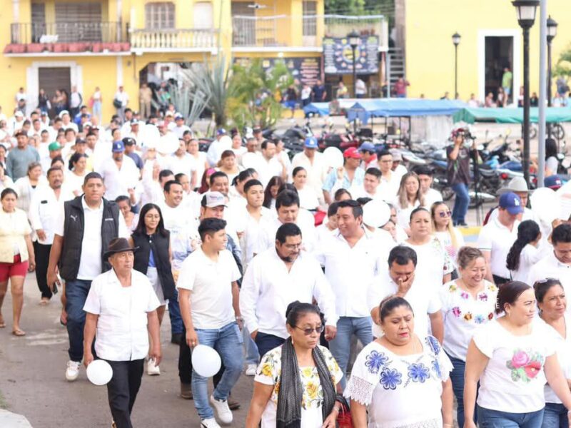 Habitantes de Tekit marcharon por la paz y la unidad. El alcalde José Sosa llamó a la reflexión y anunció medidas para reforzar la seguridad.