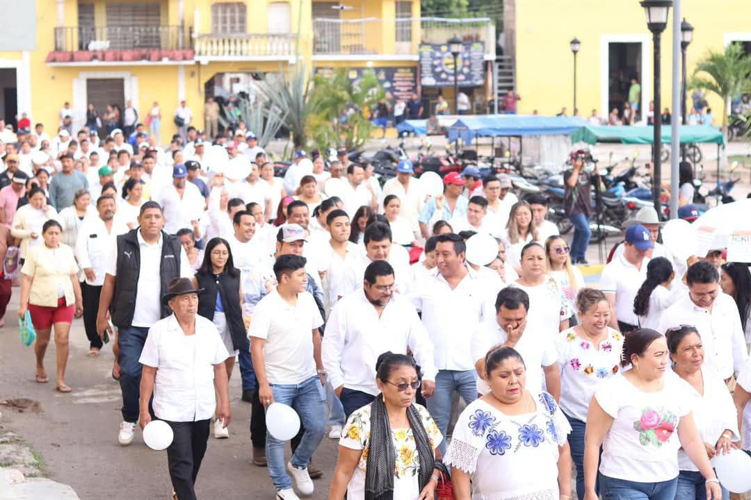 Habitantes de Tekit marcharon por la paz y la unidad. El alcalde José Sosa llamó a la reflexión y anunció medidas para reforzar la seguridad.