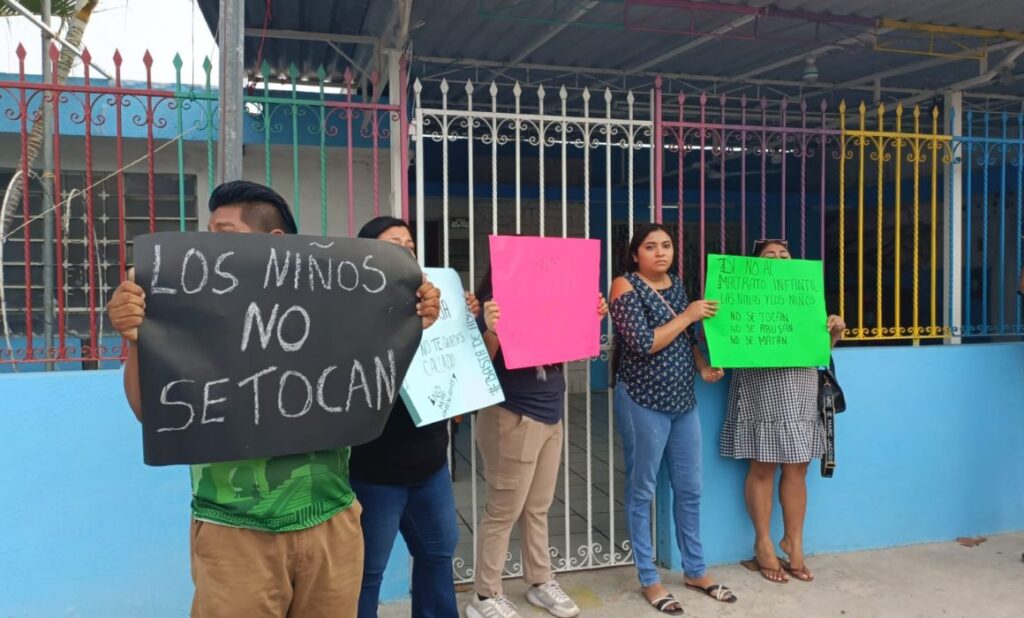Padres protestan en kínder de Mérida por presuntos abusos sexuales de un ex maestro de educación física. Seis denuncias formales interpuestas.