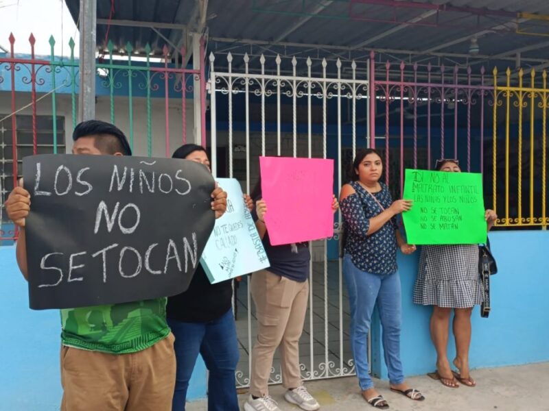 Padres protestan en kínder de Mérida por presuntos abusos sexuales de un ex maestro de educación física. Seis denuncias formales interpuestas.