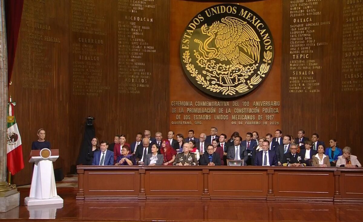 Claudia Sheinbaum reafirma que México no es colonia y defenderá su soberanía ante amenazas de injerencia extranjera, celebrando la Constitución.