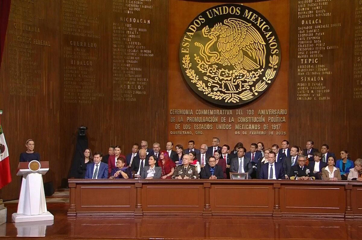 Claudia Sheinbaum reafirma que México no es colonia y defenderá su soberanía ante amenazas de injerencia extranjera, celebrando la Constitución.