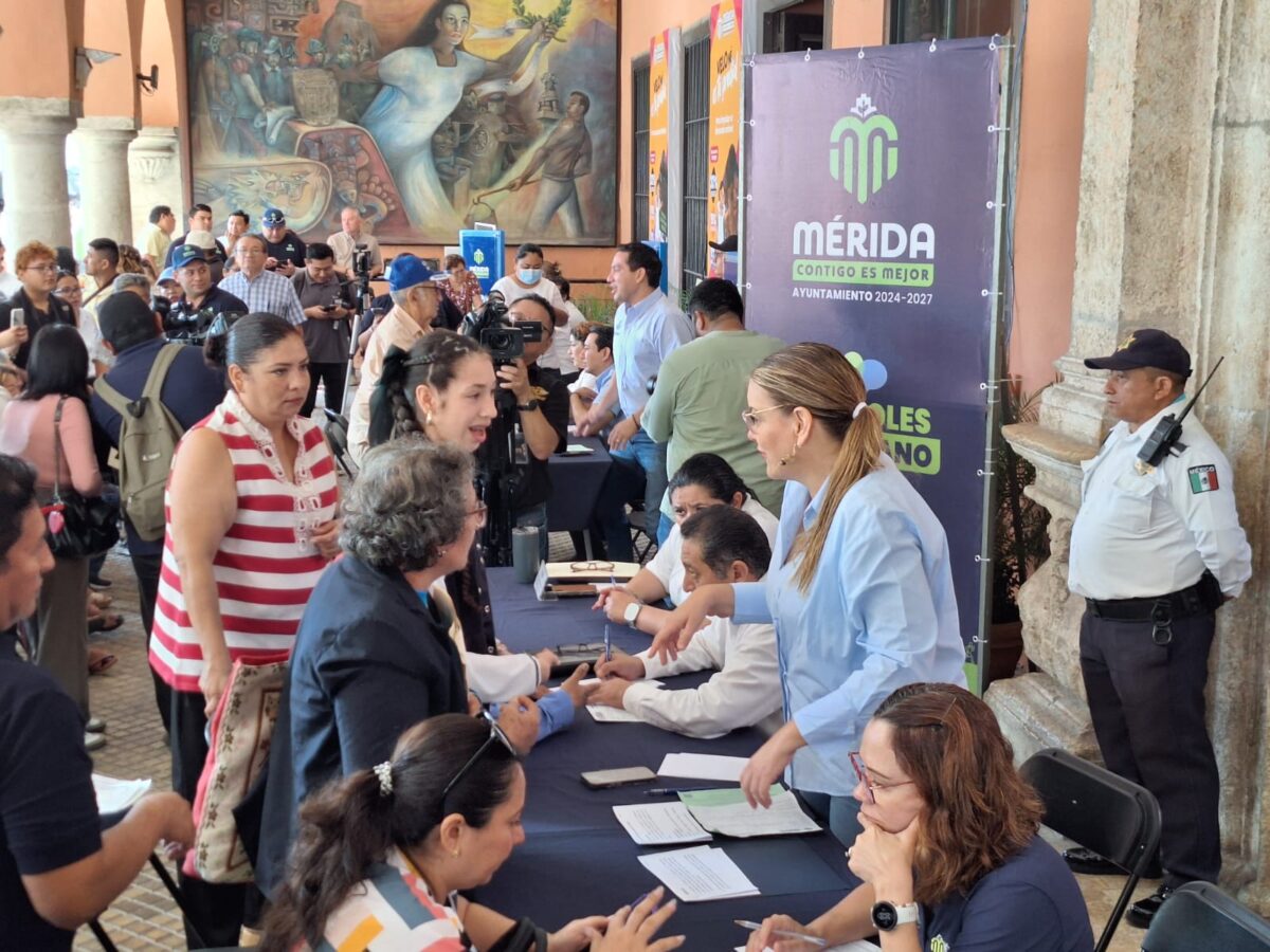 Cecilia Patrón lidera el primer Miércoles Ciudadano de su gestión en Mérida, atendiendo solicitudes y acercando la administración a la gente.
