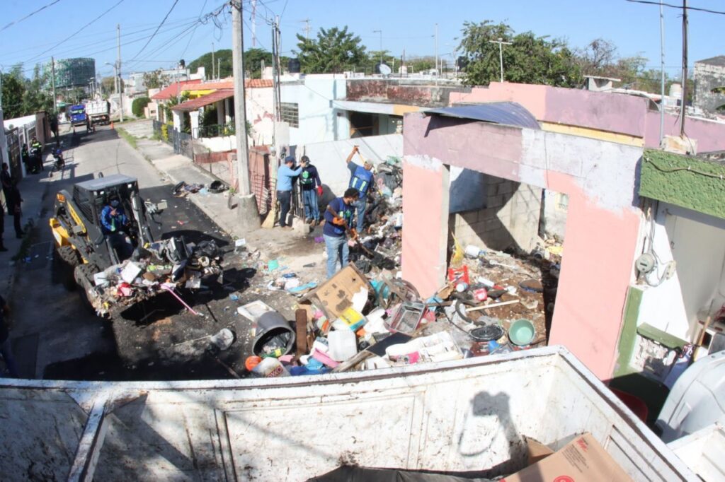 El Ayuntamiento de Mérida retira 21 toneladas de basura en Cordemex, eliminando desechos y fauna nociva. También limpian un taller invadiendo la acera.