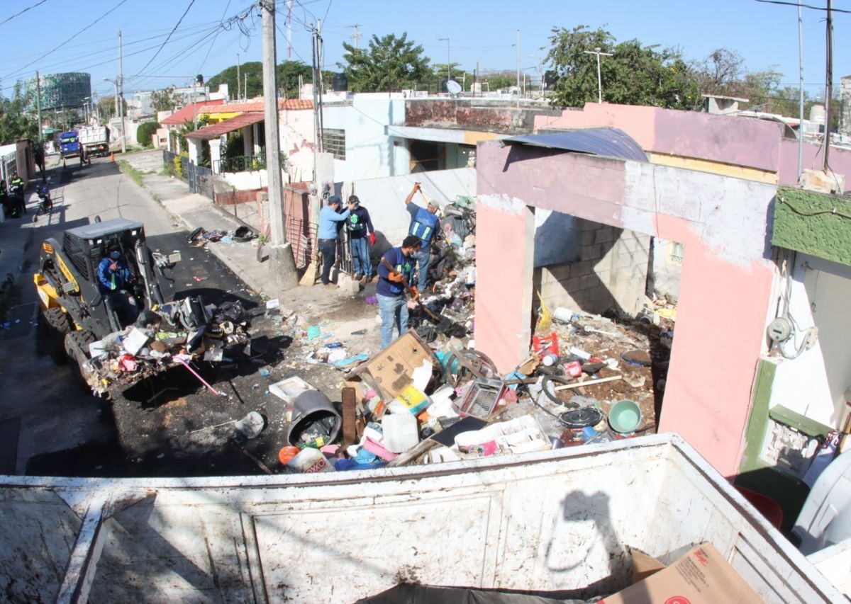El Ayuntamiento de Mérida retira 21 toneladas de basura en Cordemex, eliminando desechos y fauna nociva. También limpian un taller invadiendo la acera.