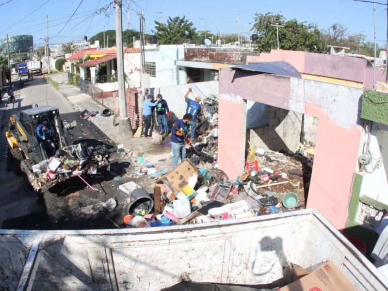 El Ayuntamiento de Mérida retira 21 toneladas de basura en Cordemex, eliminando desechos y fauna nociva. También limpian un taller invadiendo la acera.