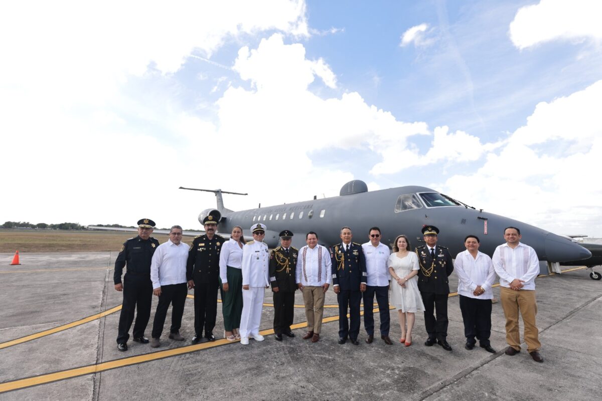 El gobernador Joaquín Díaz Mena conmemora el 110 aniversario de la Fuerza Aérea Mexicana en Yucatán y reconoce su labor en la defensa del país.